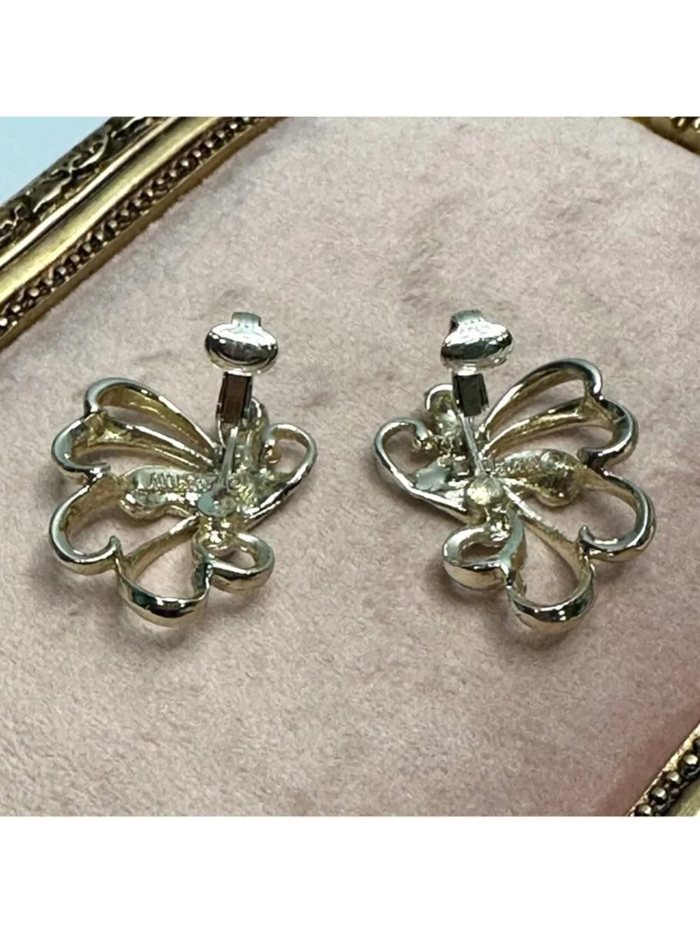 Vintage Sarah Coventry Signed Clip-On Earrings Frosted Feathers 1961 Silver-tone